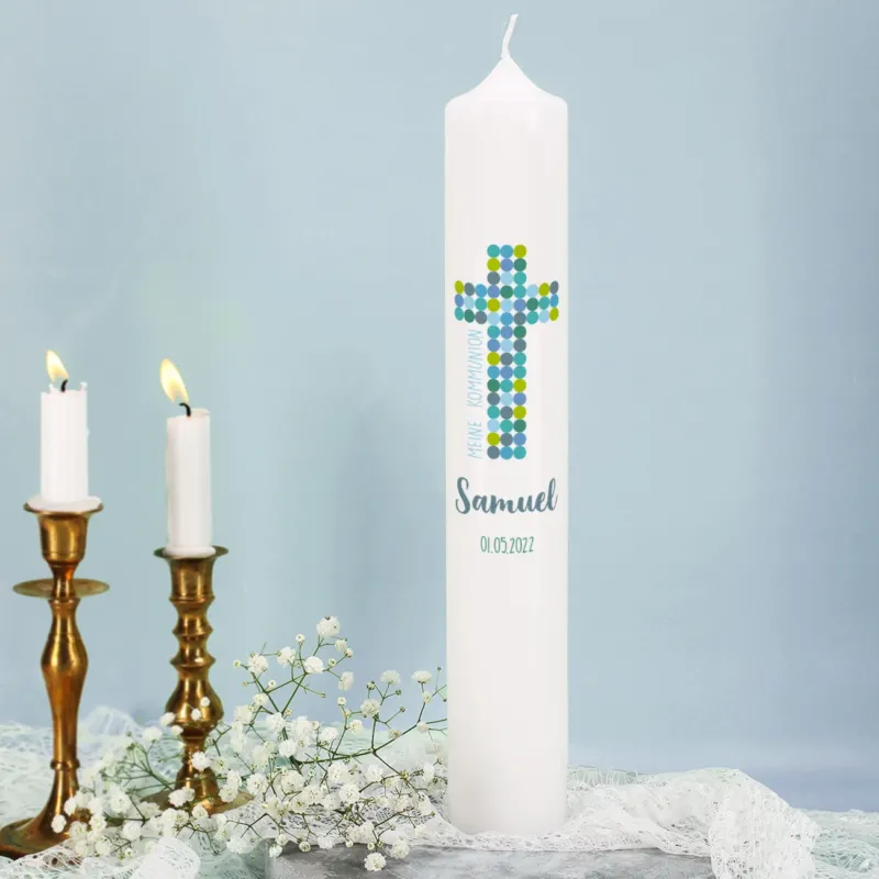 Kommunionkerze mit grün-blau-gepunktetem Kreuz, Name und Datum und Wunschtext auf der Rückseite; 6x38cm