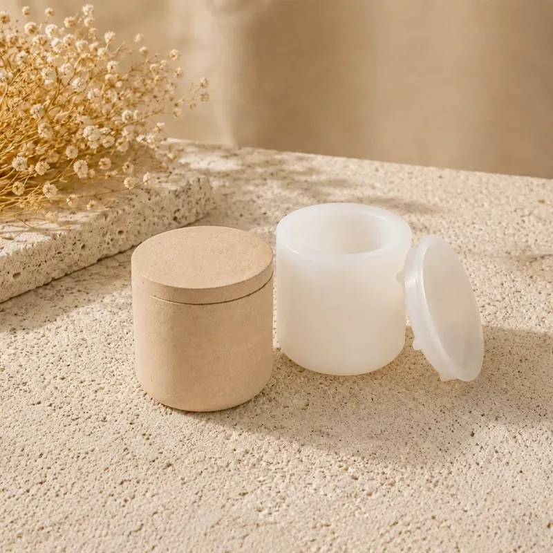 Pot lisse beige démoulé posé à côté de son moule en silicone blanc