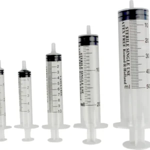 Alt-Text: Das Produktbild zeigt eine Packung mit drei Romed Einmalspritzen. Die Spritzen sind transparent und haben jeweils eine klare Skala zur genauen Abmessung von Flüssigkeiten. Jede Spritze verfügt über eine abgerundete Spitze und einen ergonomischen Kolben zum einfachen Einsatz. Die Spritzen sind in einer separaten transparenten Verpackung angeordnet, die auf einem weißen Hintergrund präsentiert wird.
