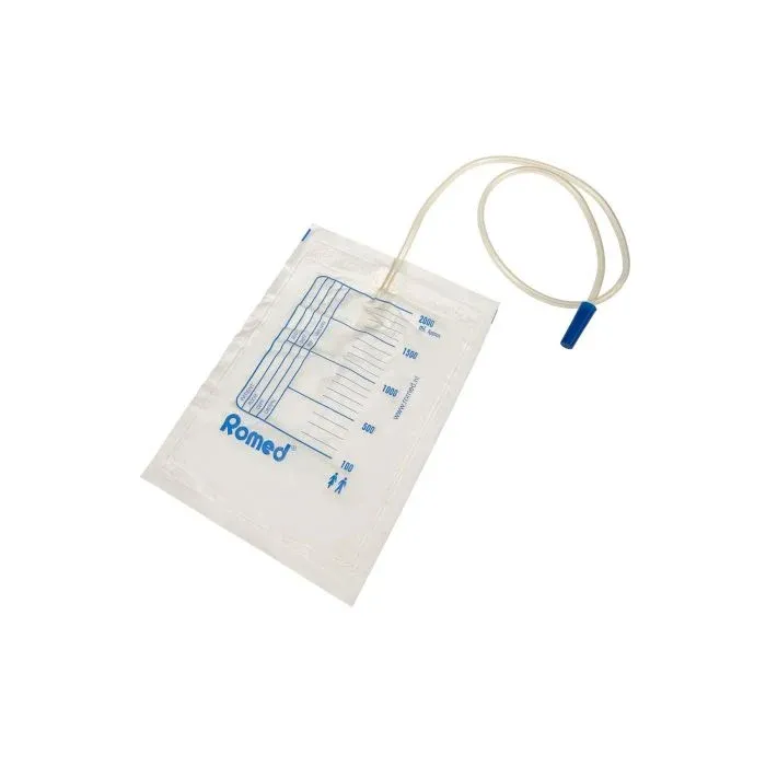 Transparenter Urinbeutel mit einem Fassungsvermögen von 2 Litern. Der Beutel verfügt über ein integriertes Ventil zur Regulierung des Urinflusses. An einer Seite ist ein breiter Aufhänger angebracht, um die sichere Befestigung zu ermöglichen. Die Skala auf dem Beutel hilft bei der genauen Überwachung des Füllstands. Im oberen Teil sind zwei Ansätze sichtbar, die für den Anschluss an ein Katheter- oder Ableitungssystem dienen.