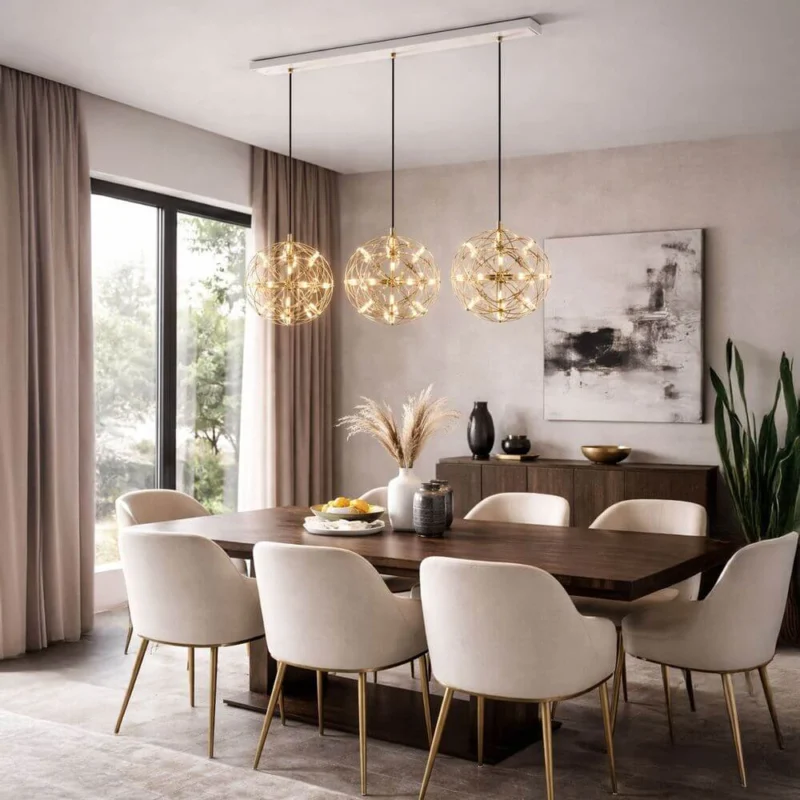 s.luce Atom LED Esstisch-Pendelleuchte 2 bis 5-flammig Balken 160cm über modernem Esstisch mit drei goldenen Kugel-Pendeln