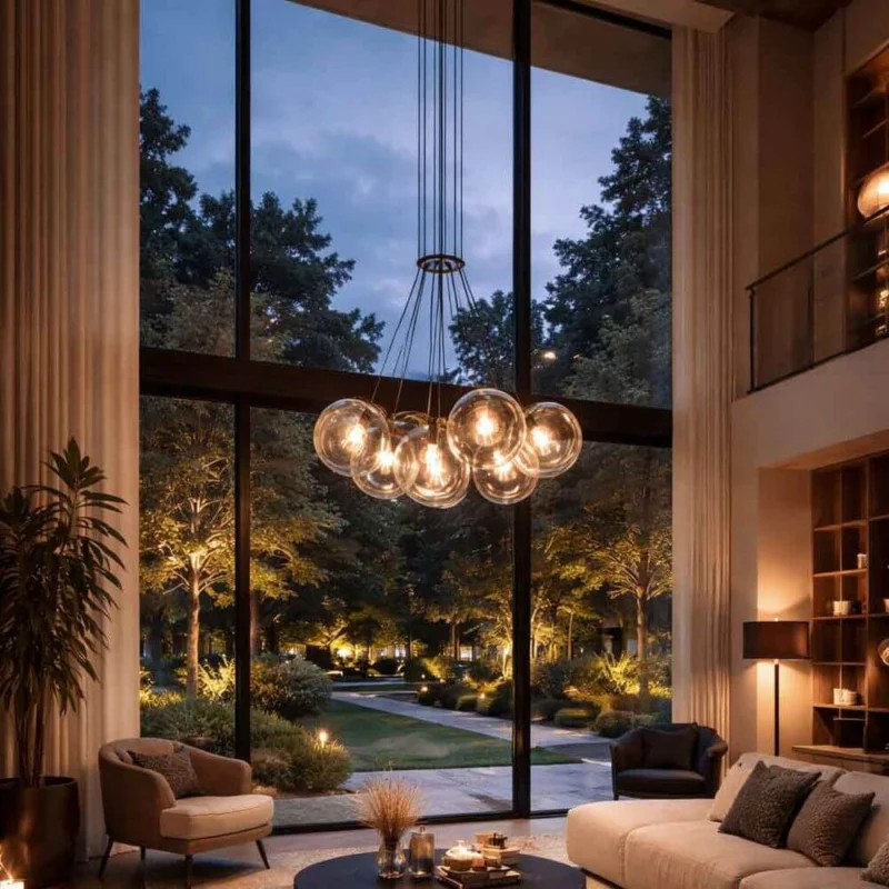 s.luce Cluster Glaskugel Galerieleuchte Hängeleuchte 7-flammig im eleganten Wohnraum mit großen Fenstern und Gartenansicht.