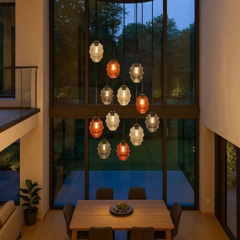s.luce Echos Galerieleuchte 12-flammig Ø 80cm Baldachin Ø 18cm im modernen Wohnraum bei Nacht.