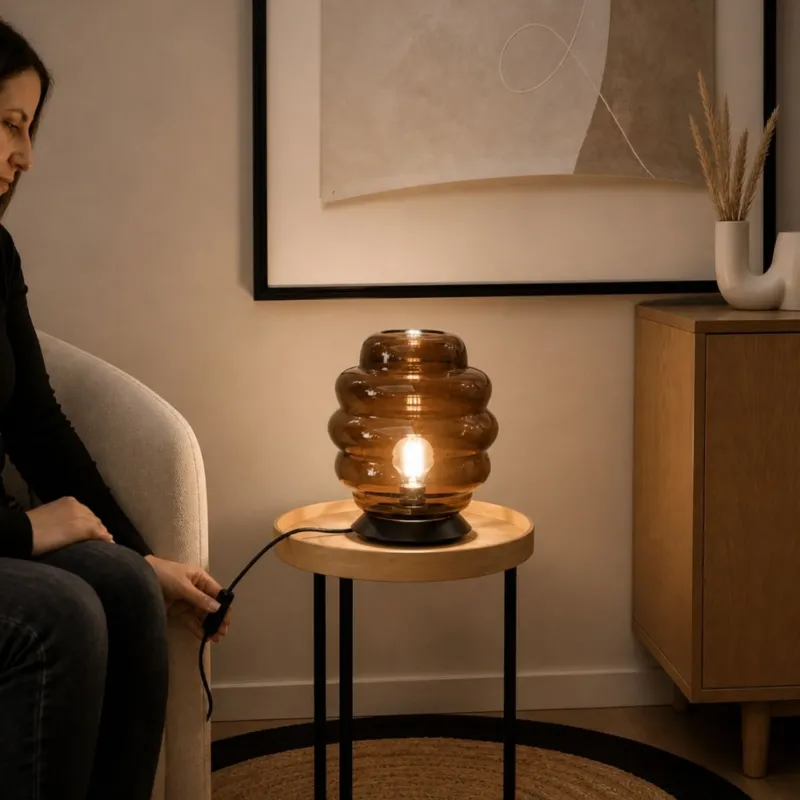 s.luce Echos Glas Tischleuchte E27 mit Schalter – amberfarbene Design-Tischlampe mit schwarzem Sockel