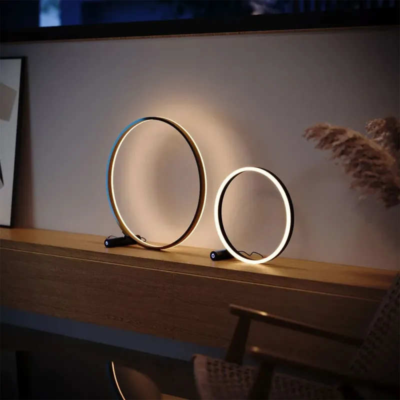 s.luce LED Ring Tischleuchte Direkt oder Indirekt auf eleganter Holzoberfläche, modern und stilvoll.