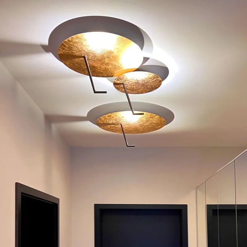 s.luce Hook LED Wand- und Deckenlampe mit indirektem Licht und goldenen Reflektorflächen für moderne Raumbeleuchtung