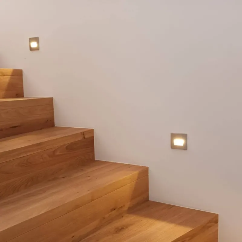 s.luce LED-Wandeinbauleuchte Box 60lm an Holztreppe, dezente LED-Beleuchtung für Flur und Treppenhaus