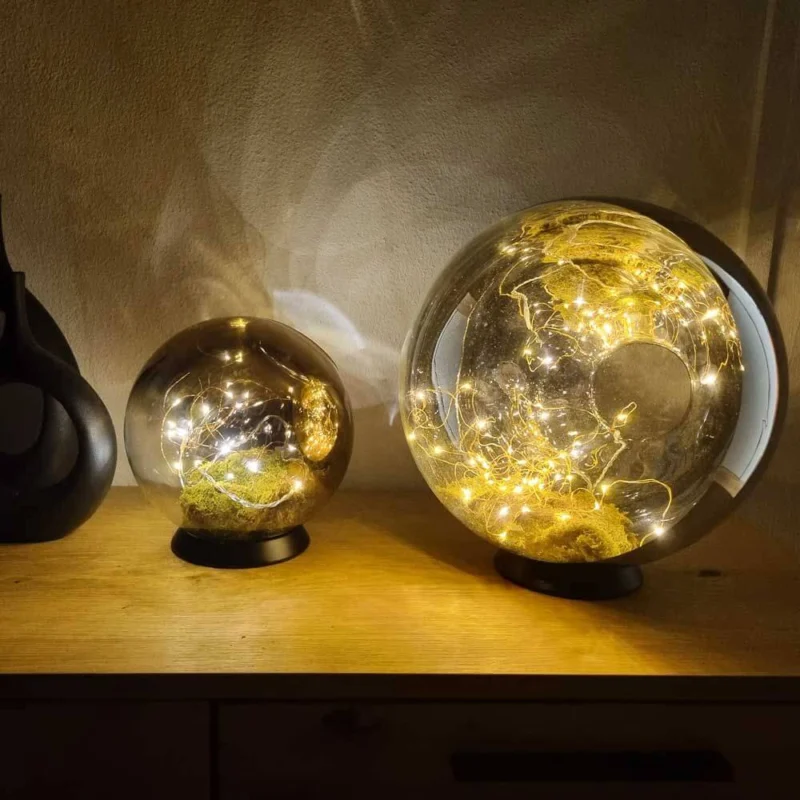 s.luce Orb LED-Dekolampe Glaskugel Ornament als dekorative Tisch- und Bodenlampe mit warmem LED-Licht