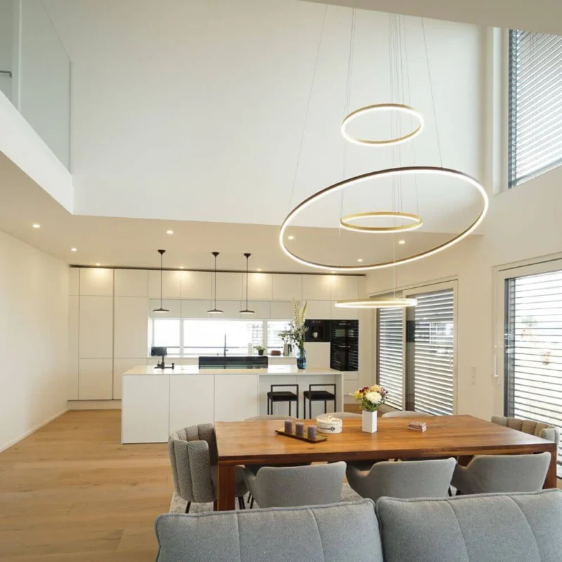 s.luce LED Ring Pendelleuchte Ø 150cm in modernem Küchen-Essbereich mit eleganter Beleuchtung