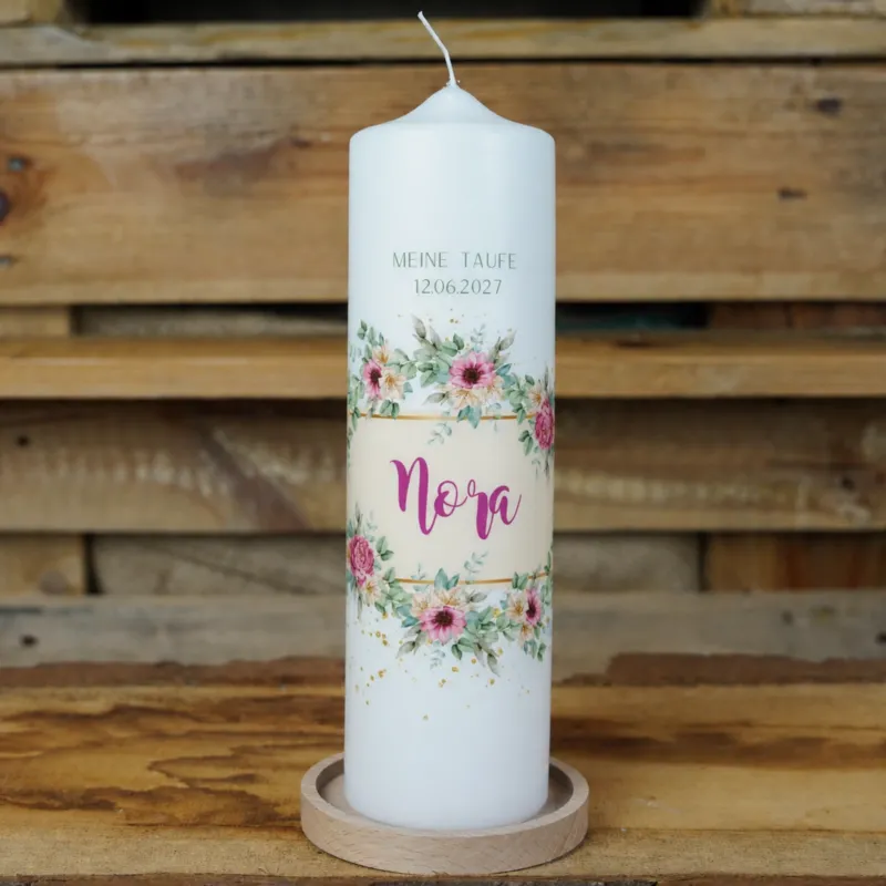 Taufkerze Rosengarten mit pinken Blüten und Goldsprenkeln auf Holzuntersetzer