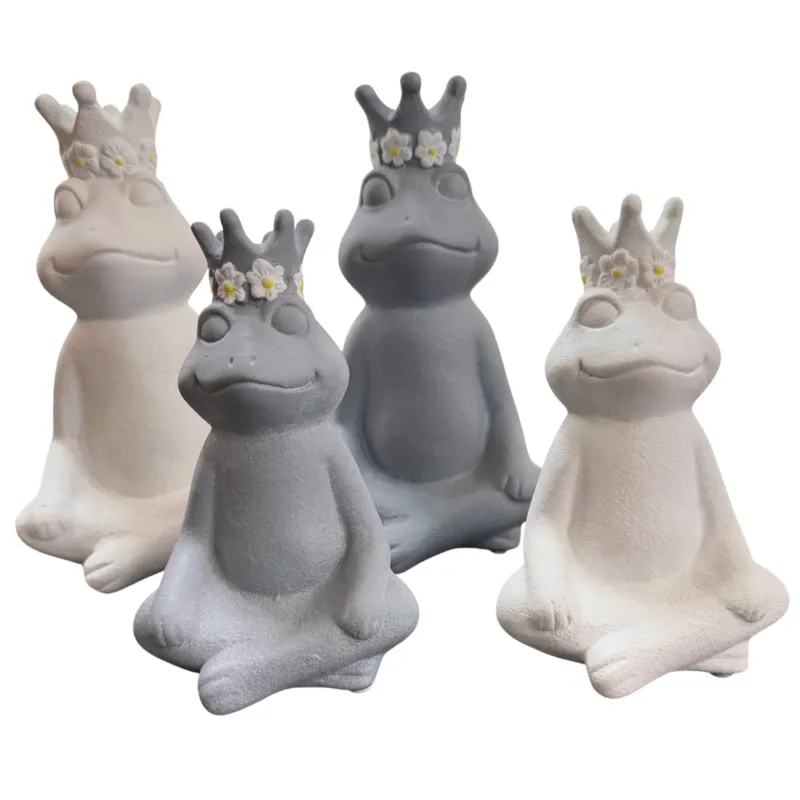 Vier sitzende Deko-Frösche in Weiß und Grau mit Kronen und Blumenkranz aus Resin in verschiedenen Größen.