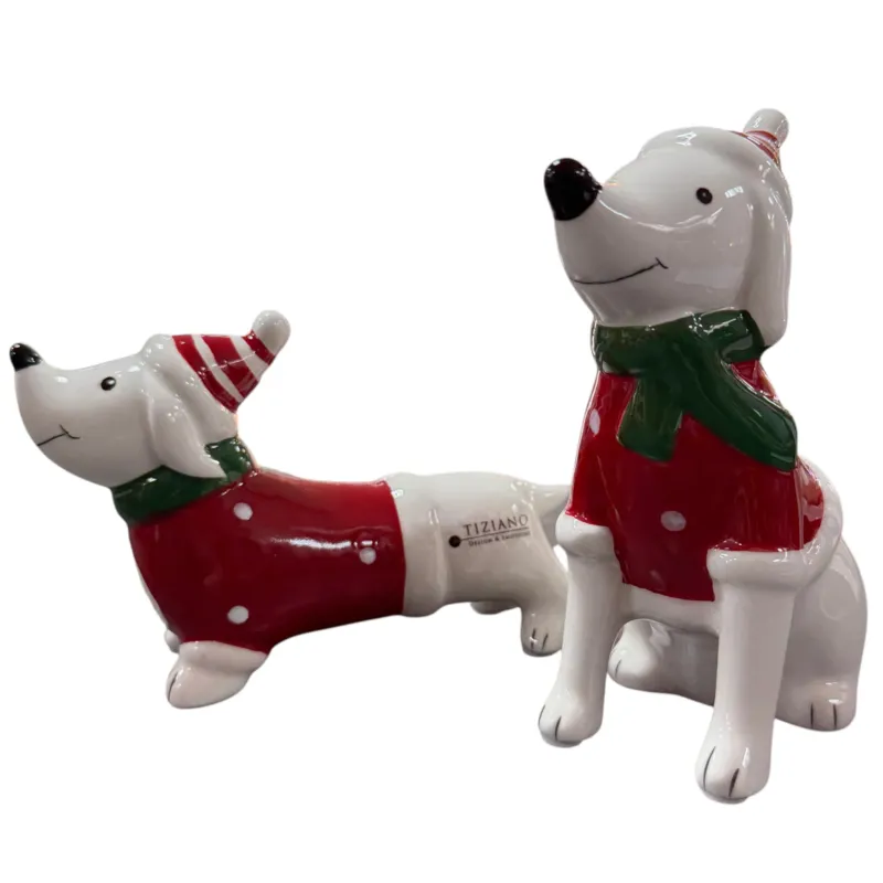 Zwei weiß-rote Tiziano Keramikhunde mit grünen Schals und Weihnachtsmützen vor weißem Hintergrund.