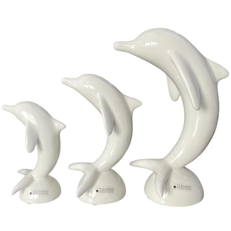 Drei Deko Delfin Aufsteller aus creme weißer Keramik von Tiziano in drei verschiedenen Größen