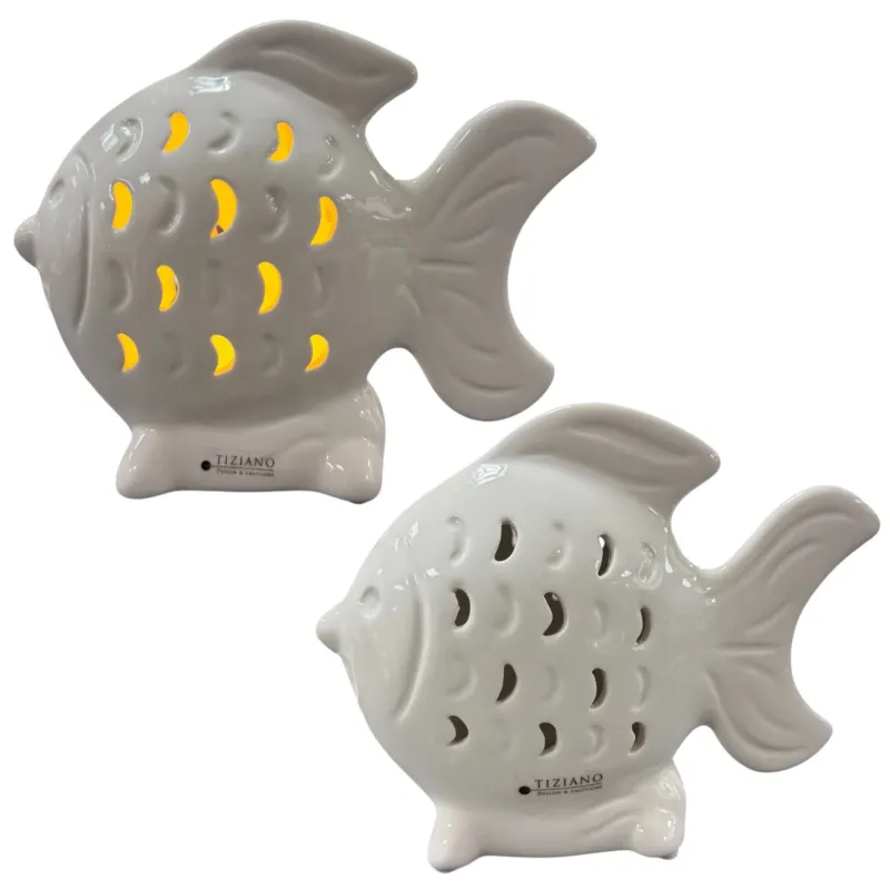 Zwei Varianten eines weißen Keramik-Fisches werden freigestellt gezeigt – einmal unbeleuchtet und einmal mit warm leuchtender LED-Beleuchtung.