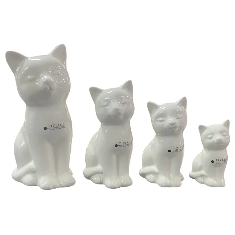 Vier weiße Keramik-Katzenfiguren verschiedener Größen sind freigestellt vor weißem Hintergrund angeordnet.