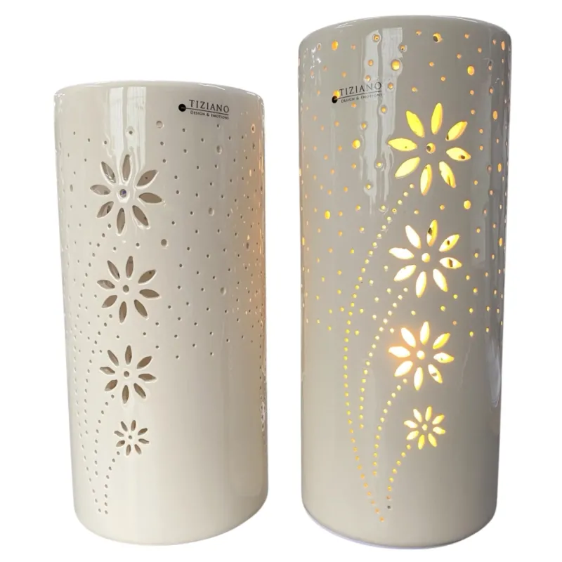 Zwei Deko Lampen mit frühlingshaften Blumenaussparungen aus creme weißer Keramik der Marke Tiziano