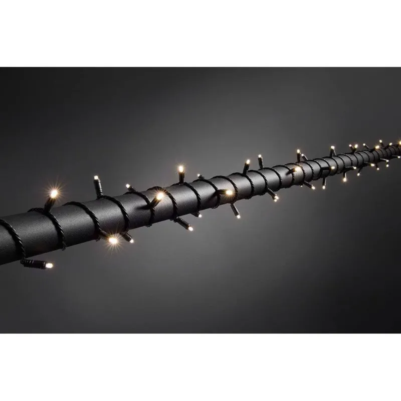 14m Micro LED Lichterkette mit Dimmer IP67 120 Warmweiße Dioden IP44 leuchtet auf dunklem Hintergrund.
