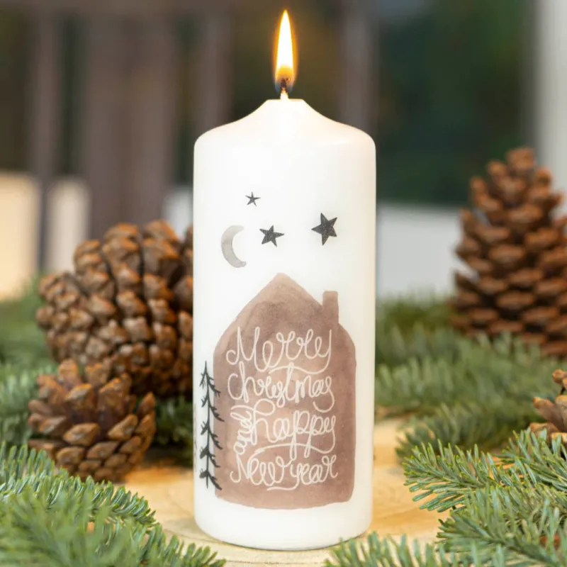 Weihnachtskerze Merry Christmas and happy New Year mit Häuschen-Motiv